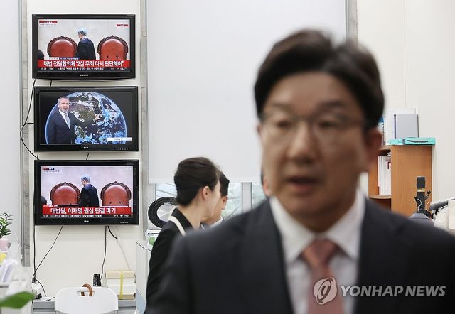 이재명 후보 상고심 선고 후 밖으로 나서는 권성동 원내대표