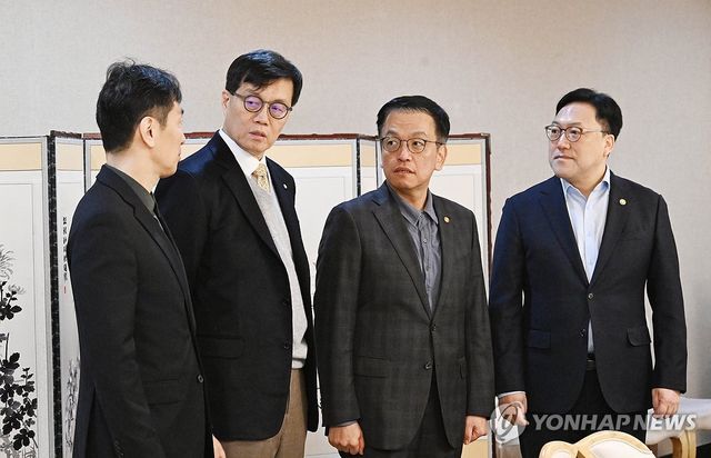 최상목 권한대행, 거시경제·금융현안 간담회