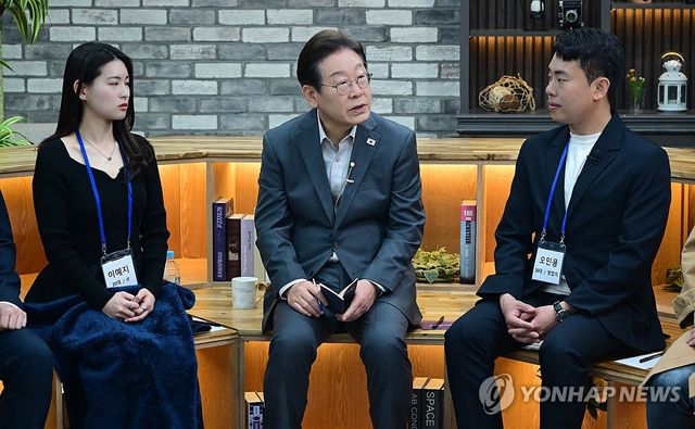 직장인 간담회서 답변하는 이재명 후보