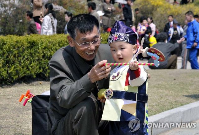 휴식 즐기는 평양 시민