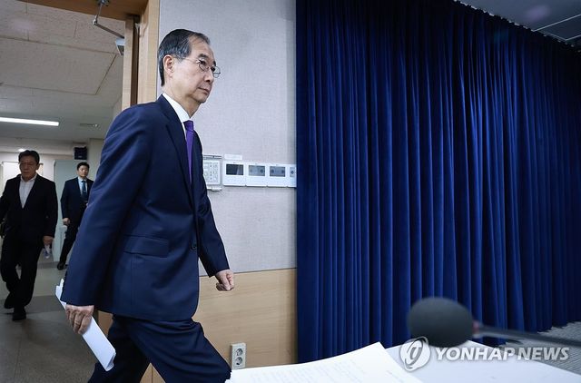 대국민담화 위해 브리핑실 입장하는 한덕수 권한대행