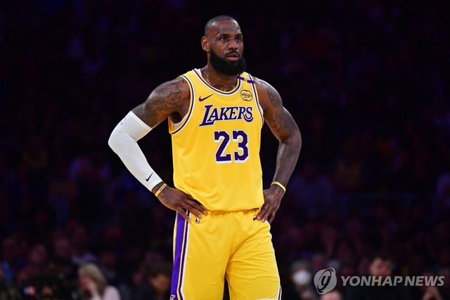 표정이 어두운 르브론 제임스