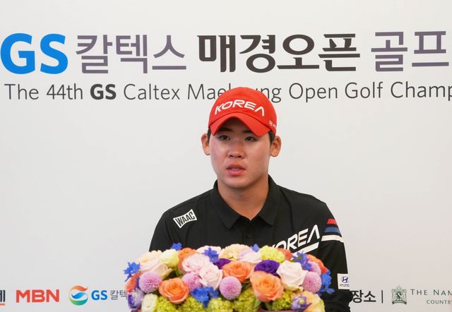 1라운드 마치고 인터뷰하는 안성현