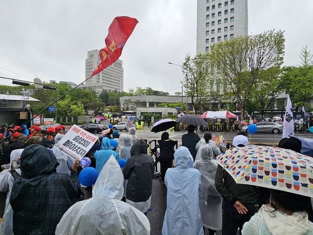 대법원 인근 집회 중인 이재명 후보 지지자들