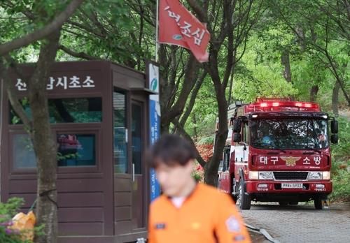 뒷불 감시하는 소방관계자