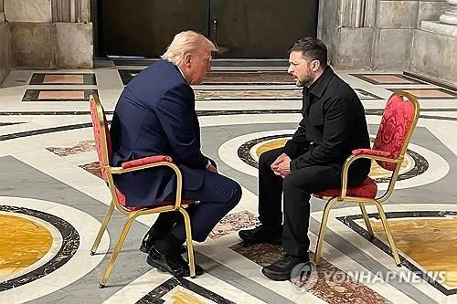 지난달 26일 바티칸에서 회동한 트럼프 대통령과 젤렌스키 대통령