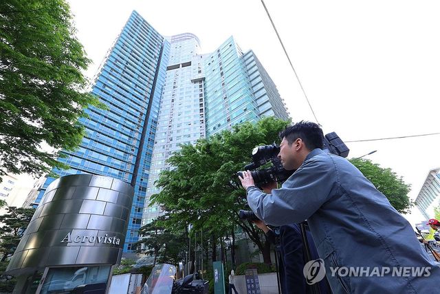 검찰, 건진법사 의혹 '윤 전 대통령 부부 사저' 아크로비스타 압수수색