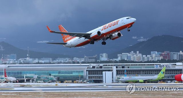 제주공항서 이륙하는 항공기