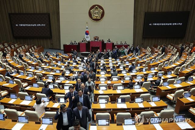 최상목 탄핵소추안 표결, 퇴장하는 국민의힘