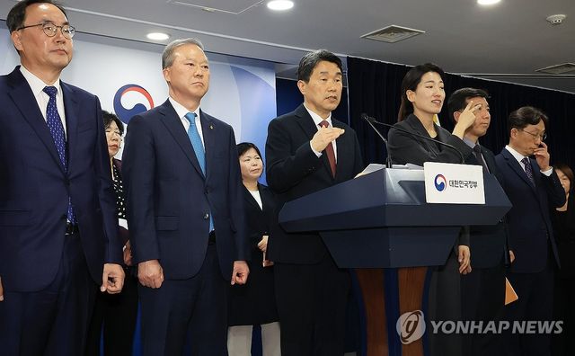 질문에 답하는 이주호 부총리