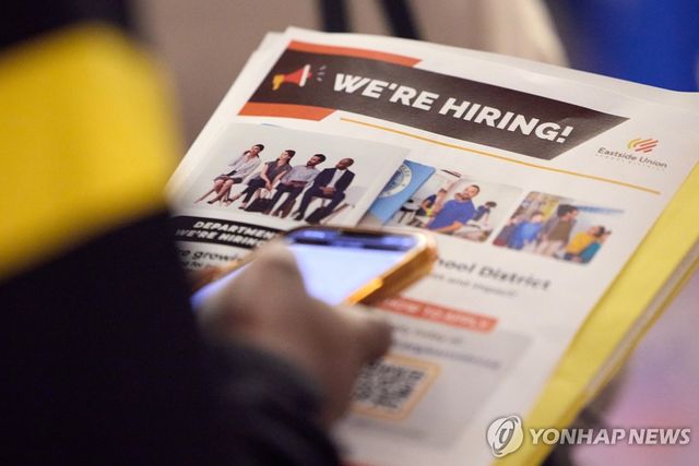 기업 채용서류 확인하는 미국 구직자