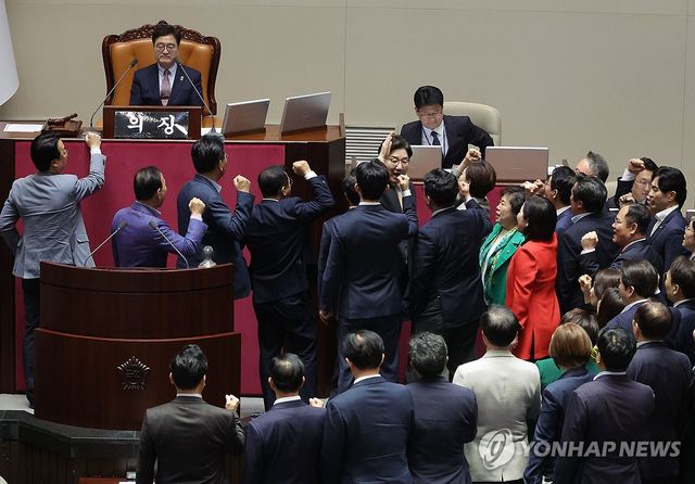 국회의장에 항의하는 국민의힘