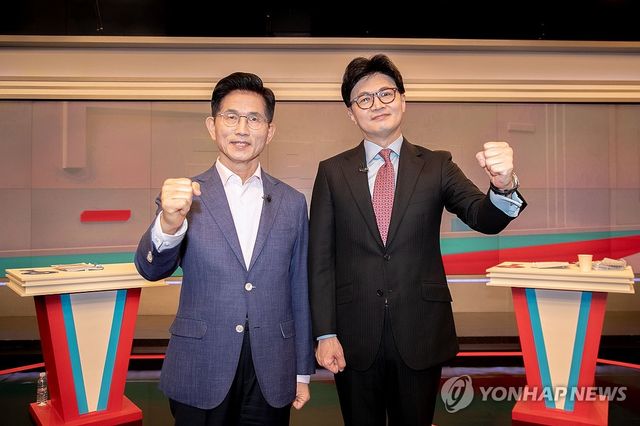 TV토론 앞서 포즈 취하는 김문수ㆍ한동훈 후보