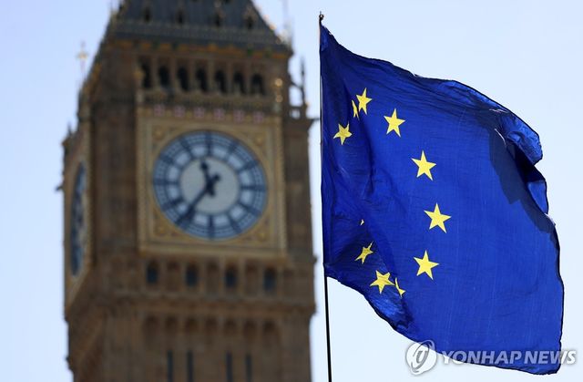 영국 의회 앞 유럽 통합 시위대가 든 EU 깃발
