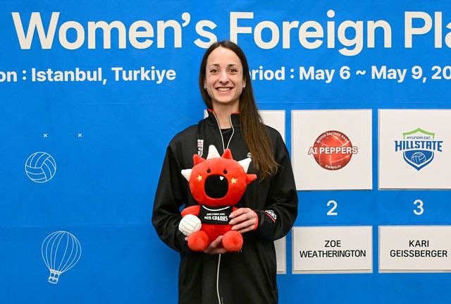 정관장 인형을 든 자네트