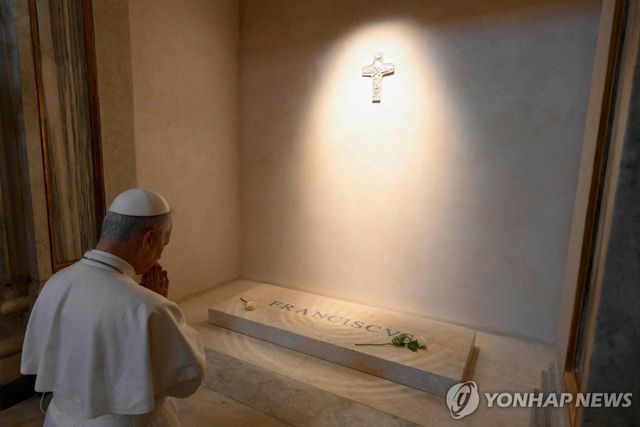 프란치스코 교황 무덤 앞에서 무릎 꿇고 기도하는 레오 14세 교황
