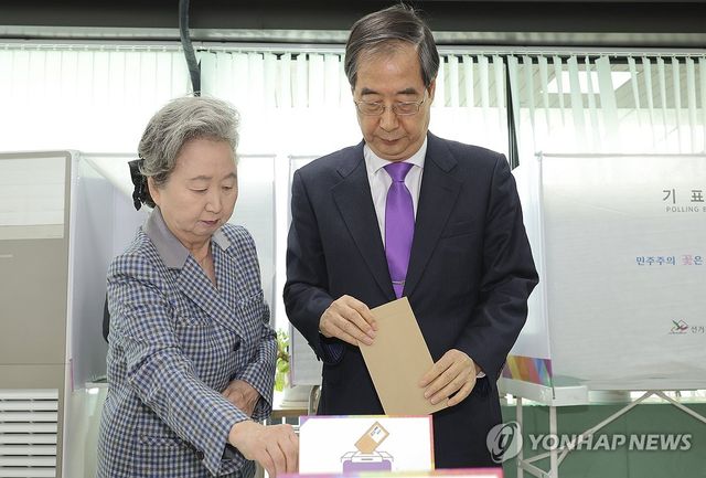 22대 총선 사전투표 첫날, 투표하는 한덕수 총리 내외