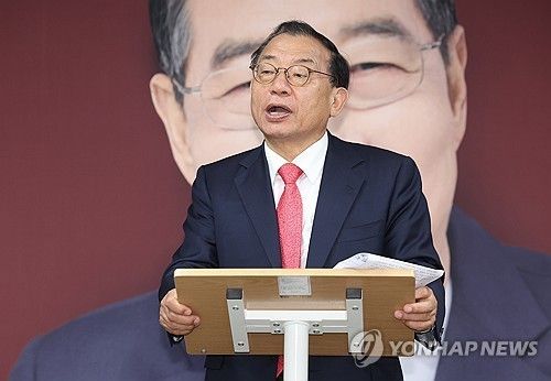 취재진 질문에 답하는 이정현 대변인