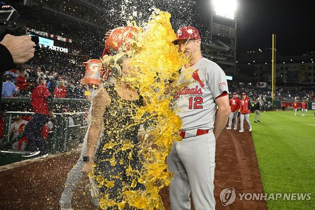 인터뷰 중인 페디를 음료수로 축하해주는 동료들