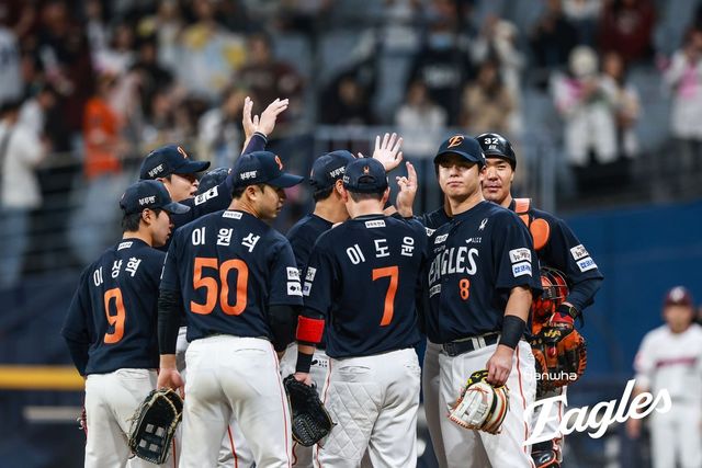 10일 키움을 꺾고 11연승을 거둔 한화 선수단.