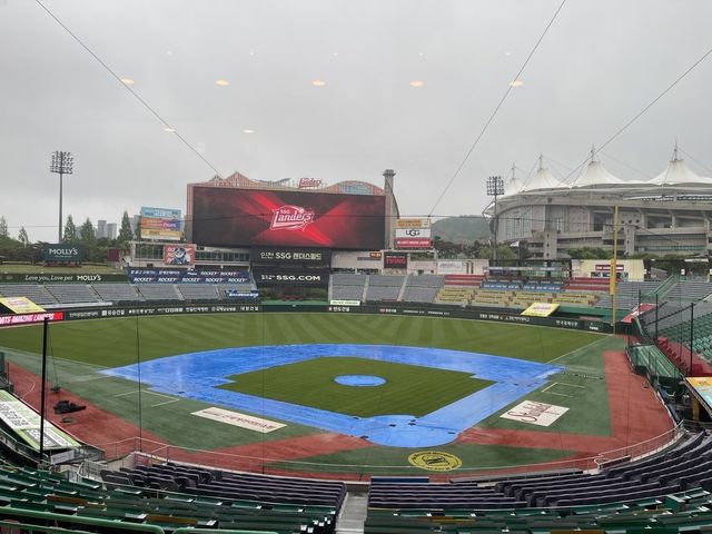 비에 젖은 인천 SSG랜더스필드