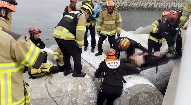 방파제 추락한 60대 부부 구조