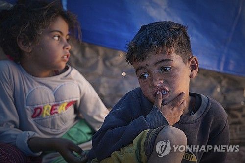 식량 바닥난 가자지구의 남매