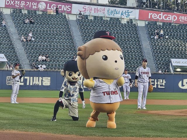 야구장에서 시구하는 웹툰 캐릭터 '마루'