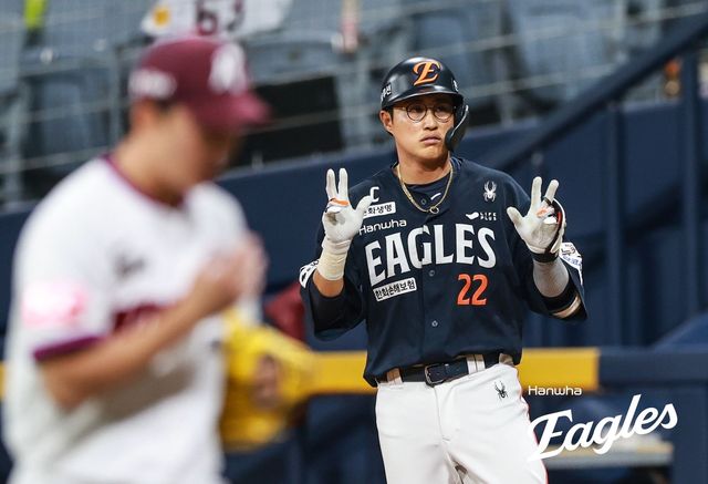 10일 키움 전에서 1루 출루 후 기뻐하는 한화 채은성