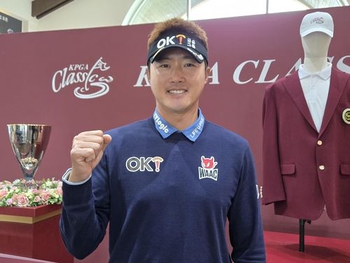 KPGA 클래식 2라운드 마치고 취재진과 인터뷰한 이태희