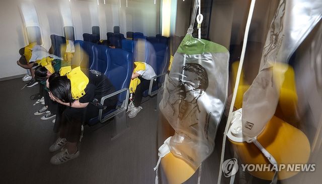 대구 항공안전체험관에서 난기류 대비 훈련받는 학생들