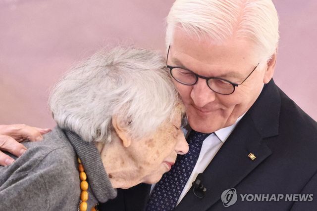 마르고트 프리틀렌더(왼쪽)와 독일 대통령