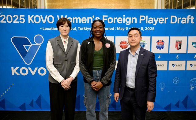 장소연 페퍼저축은행 감독(왼쪽)과 웨더링턴(중앙)