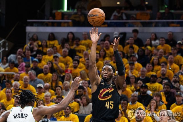 슛 던지는 도너번 미첼