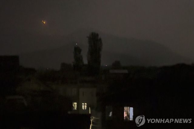 휴전 협정 이후인 10일 카슈미르 밤하늘에 목격된 섬광