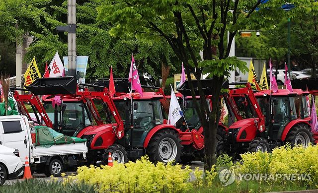 상경 시위 준비 중인 트랙터