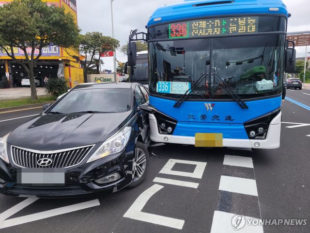 제주 양문형 버스-승용차 교통사고