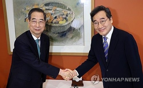 악수하는 한덕수 예비후보와 이낙연 전 총리