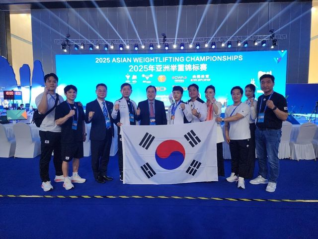 배문수를 축하하는 대한역도연맹 관계자들