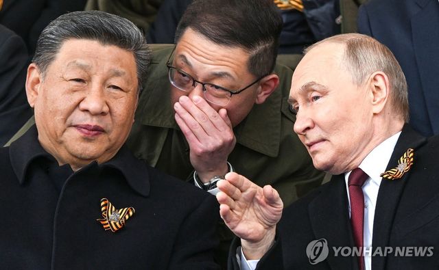 러시아 전승절 열병식 지켜보며 대화하는 중국·러시아 정상들