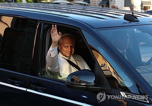 손 흔드는 레오 14세 교황