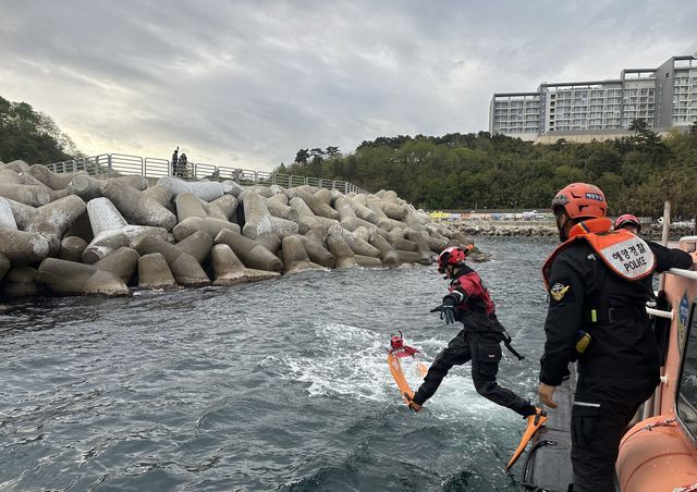방파제 추락자 구조 나선 해경