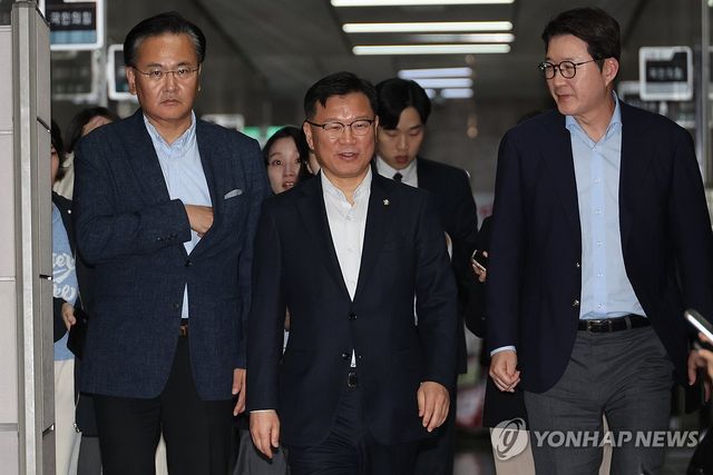 단일화 협상 참석하는 이양수 사무총장