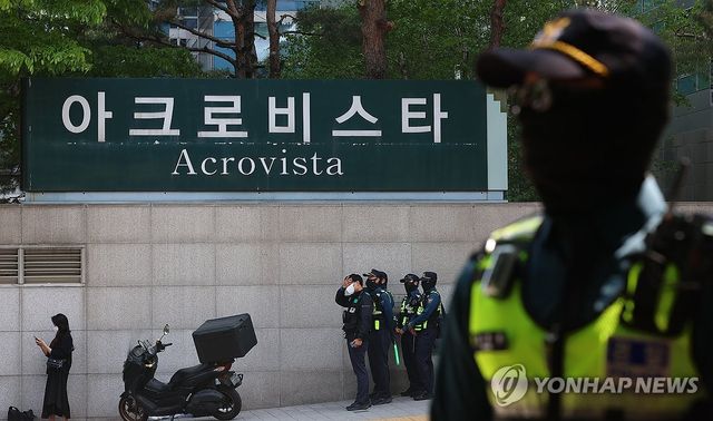 검찰, 건진법사 의혹 '윤 전 대통령 부부 사저' 아크로비스타 압수수색