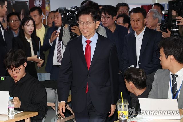 기자회견장 들어서는 김문수 후보