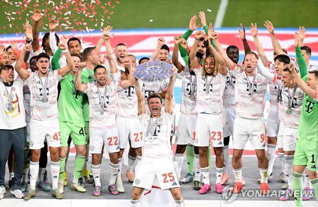 가장 먼저 트로피 들어 올리는 뮐러