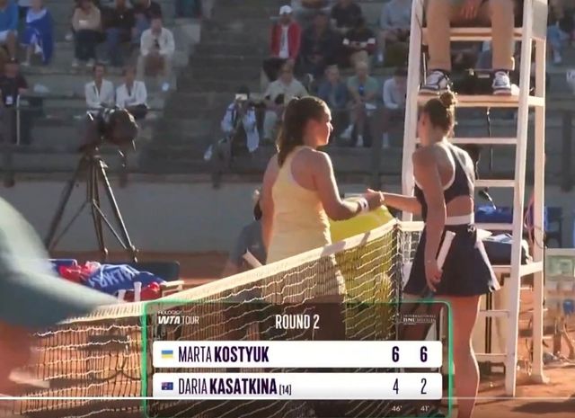 경기 종료 후 악수하는 카사트키나(왼쪽)와 코스튜크.