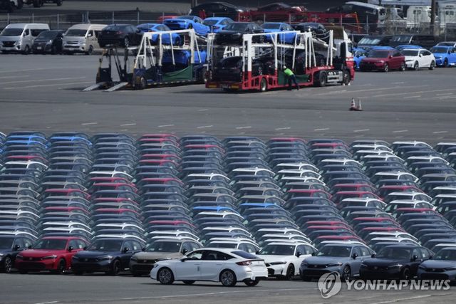 일본 요코하마항에 늘어선 자동차