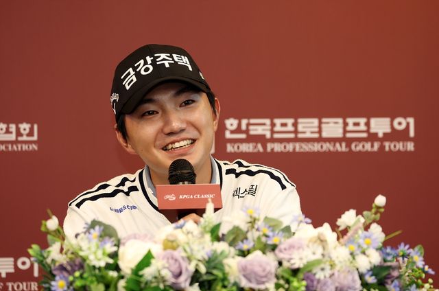 인터뷰하는 옥태훈