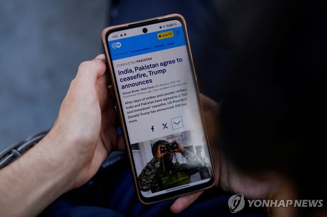 인도령 카슈미르의 스리나가르에서 트럼프 휴전 발표 기사 읽는 시민